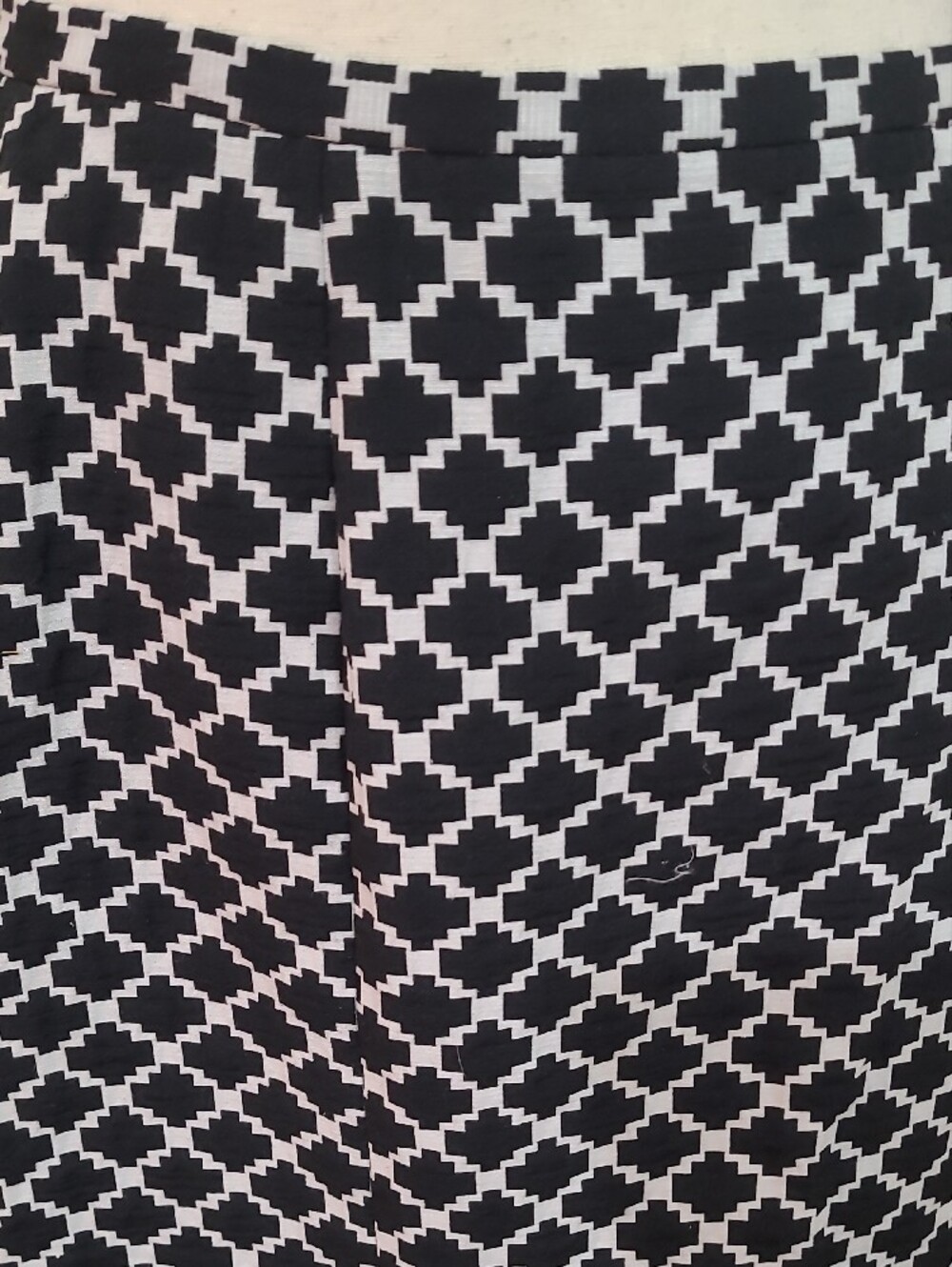 Harold's Black and White Geometric Tile/Lattice Pattern Lined Skirt - Size 6 - Picture 2 of 7